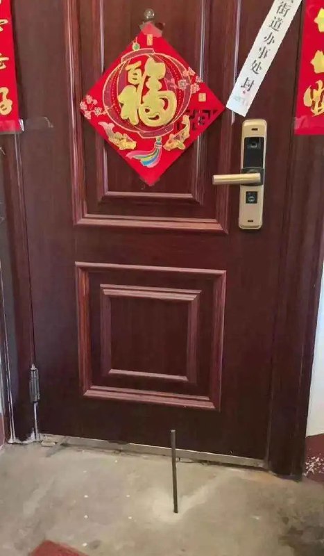 6. 防疫要求上交钥匙铁丝上锁  河北迁安：个别社区方法偏激近日，有网友发文称“河北迁安疫情防控期间，为了防止居民私自外出，要求居民将钥匙上交，由志愿者在外面把门锁上，不同意的可以免费帮忙打孔上锁，安装铁丝上锁