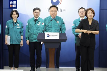 » 11. 韩国政府态度软化 不再处分对辞职离岗的实习住院医师韩国保健福祉部长官曹圭鸿当地时间8日在记者会上表示，综合考虑一线实习医生的建议和医疗一线的情况，政府决定从当天起，对所有辞职离岗的实习和住院医师都不给予吊销医师执照等行政处分
