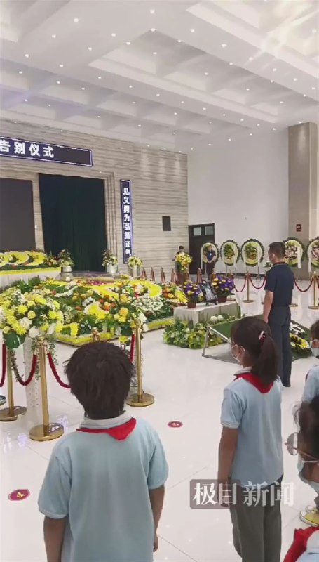 17. 重庆在陕务工男子跳水勇救5人后牺牲8月8日，陕西西安阎良区武屯街道新庄村附近，一辆轿车撞坏路边护栏后落入二龙口水库中，车上5人被困