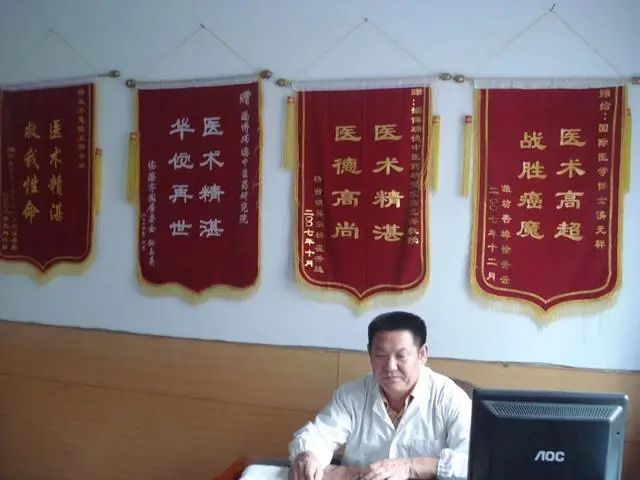 » 6. 山东一名“老中医”冒充专家行医十年，靠秘方自制“抗癌药”冒充专家教授、非法行医十多年的青岛“老中医”侯元祥，栽在了他自制的“抗癌药”上——2023年2月，侯元祥一审被青岛市黄岛区人民法院以“生产、销售假药罪”判刑12年，并处罚金1200万元