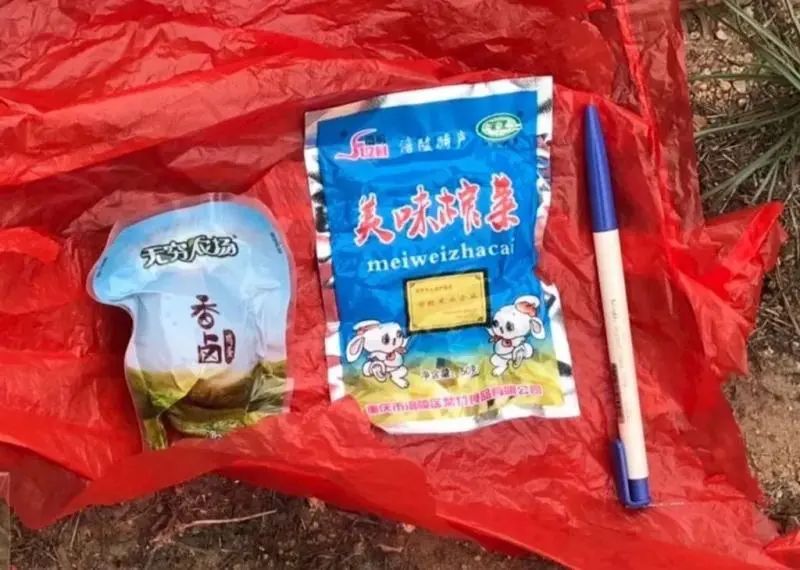 4. 民用无人机屡飞金门后，厦门重申飞无人机必须审批» 网友发微博介绍操纵无人机向金门投“榨蛋”经过台“金门防卫指挥部”表示，9月2日下午，“守军”在贵山海滩附近巡查时，发现了用垃圾袋包裹的食品：一颗茶叶蛋和一包涪陵榨菜