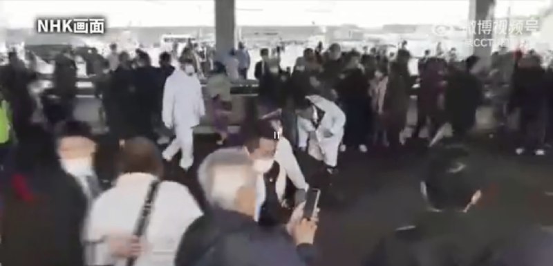 » 2. 日本首相演讲现场遭“烟雾弹”袭击 一名24岁嫌疑人被捕当地时间15日11时30分左右，日本首相岸田文雄在和歌山县和歌山市一处渔港视察后，正准备进行演讲时，现场突然传出爆炸声