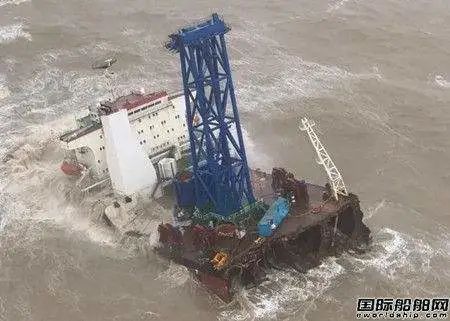 16. 香港西南海域一艘货轮断成两截，在“暹芭”台风眼附近香港特区政府飞行服务队7月2日发布消息称，上午7时25分接获香港海上救援协调中心的通知，一艘货轮在香港西南约160海里（约300公里）发生事故，船只断裂成两截，大约30名船员弃船逃生