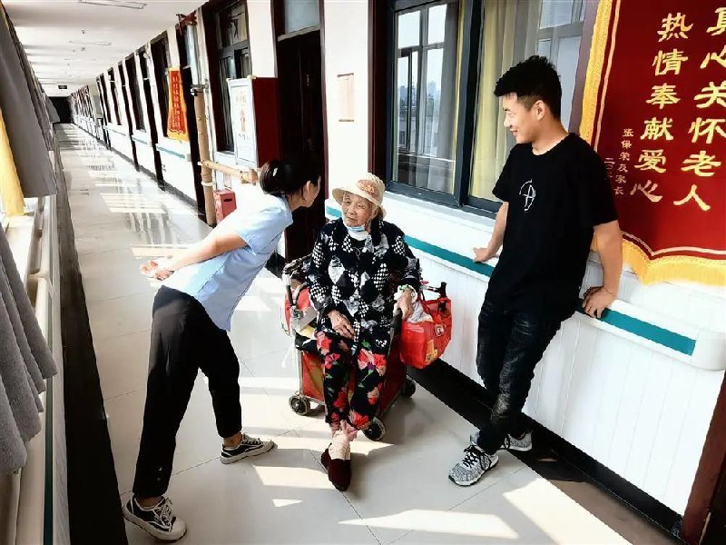 » 1. “95后”院长开养老院，组建老年电竞战队张佩花扶了扶老花镜，用鼠标拖动装备“泪滴”放置在游戏人物图标上