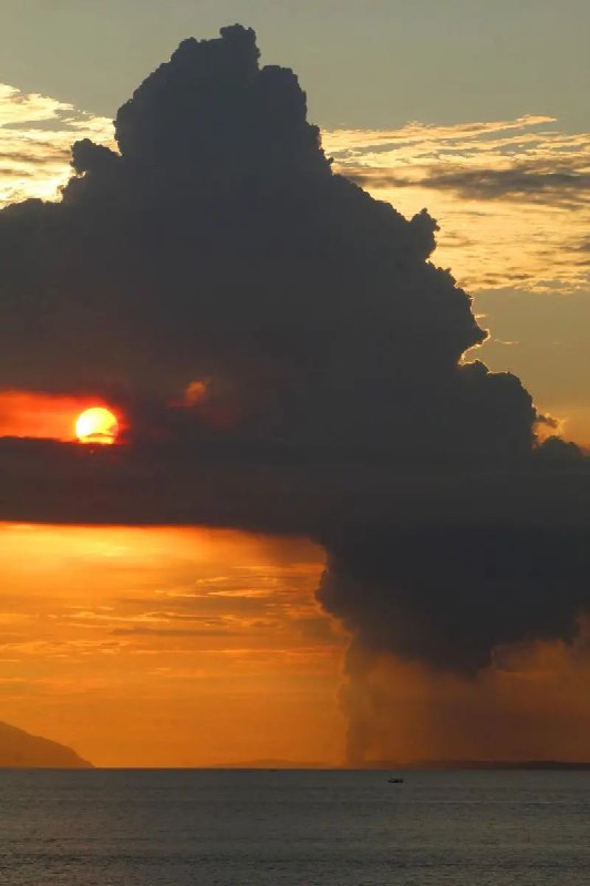 16. 印尼喀拉喀托之子火山喷发 火山灰高达3000米该火山24日爆发，并在分隔爪哇岛和苏门答腊岛的海峡上喷出厚厚的火山灰