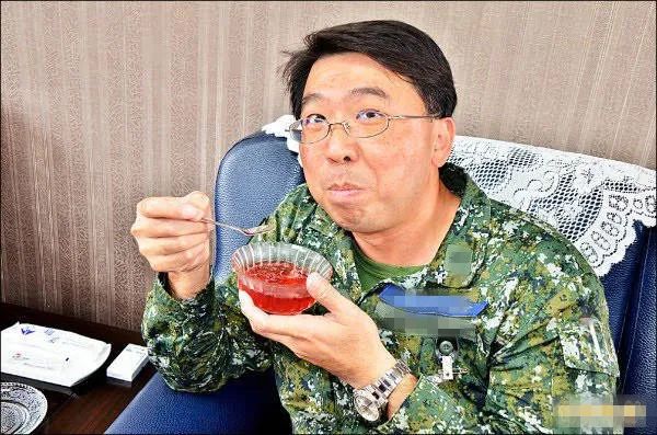 » 1. 台军前少将把部队洗衣机偷运回家，获刑12年据台湾“中时新闻网”8月13日报道，台陆军金门防卫指挥部前少将参谋长林帝志（已改名），在2018年将公发洗衣机寄回台南的家中使用，事后遭调查机构发现侦办后，又私下找驾驶兵购买同型洗衣机鱼目混珠，还将原本侵占的洗衣机运到金门友人家中，串通友人伪造暂时借予使用保证书，遭调查机构依违反贪污治罪条例移送，金门地方法院日前重判有期徒刑12年，褫夺公权3年，全案可上诉