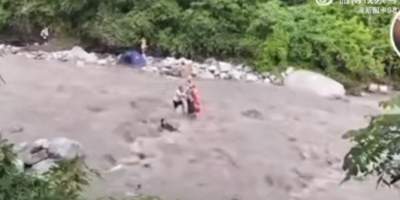 12. 四川彭州突发山洪致4死9伤彭州市龙门山镇龙漕沟8.13突发山洪救援最新情况：截至19点30分，此次山洪灾害已造成4人死亡，3人重伤，6人轻伤，伤员均已送往医院救治，省、市应急救援力量均已赶到现场参与救援