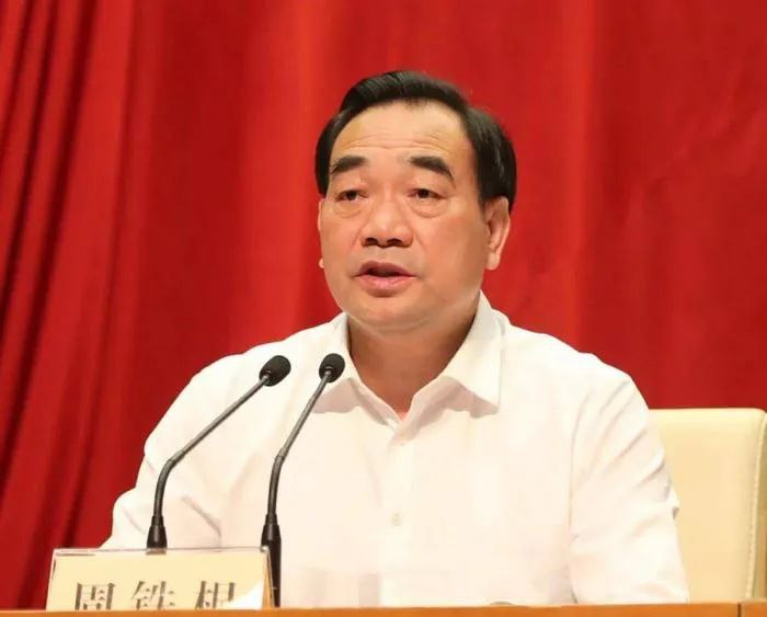» 2、徐州市委书记离任三年后倒台据江苏省纪委监委消息：江苏省徐州市委原书记周铁根涉嫌严重违纪违法，目前正接受江苏省纪委监委纪律审查和监察调查