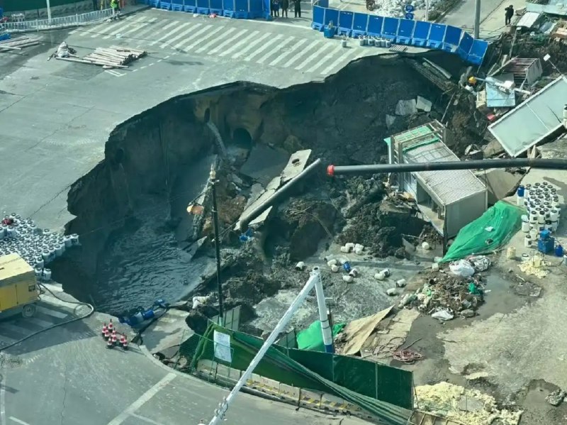 » 10、上海嘉闵线地铁工地严重塌陷新京报贝壳财经讯（记者俞金旻）2月12日，此前发生局部渗漏的上海七莘路站施工区域近七莘路和黎安路路口再次发生塌陷