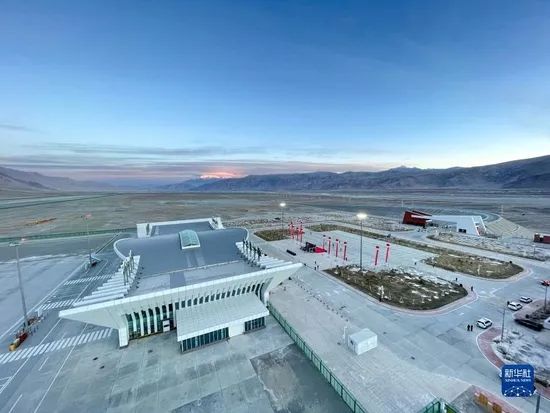» 1. 中国最西 塔什库尔干机场通航 帕米尔高原上正对瓦罕走廊23日10时59分，一架自乌鲁木齐起飞的CZ5193次航班平稳降落在塔什库尔干红其拉甫机场，雪域高原帕米尔迎来首批“空中来客”
