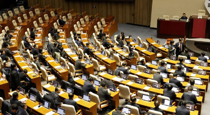 » 3、 韩国执政党党首称已与尹锡悦会面，继续要求停止执行总统职务当地时间6日，韩国执政党国民力量党党首韩东勋表示，在当天与韩国总统尹锡悦的会面中，没有获得可以推翻此前观点的理由