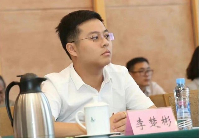 » 12. 00后当选共青团市委常委 当地回应：无级别无报酬，15岁参加工作指在母亲奶茶店帮忙为落实共青团改革要求，团市委于2017年出台了《赣州市共青团改革方案》，其中一项重要举措就是让团的代表大会、委员会更加贴近广大青年，提高基层和一线代表、委员比例