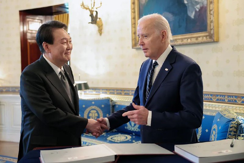» 10. 拜登与尹锡悦签署协议，美国将派核导弹潜艇停靠韩国“美国战略核导弹潜艇几十年来将首次访问韩国”“美国同意，在就美国对朝鲜的攻击作出潜在核武反应的磋商中给予韩国更大发言权，以换取后者发誓不发展核武器的承诺”，《华尔街日报》26日援引美国官员的话报道了《华盛顿宣言》的内容