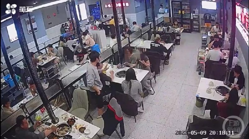 » 11、南京烧烤店三男子骚扰女顾客还殴打劝阻店员，警方：已刑拘5月9日晚，在南京一烧烤店内，3名女子在等餐过程中，隔壁桌一名男子坐到其中一名女子身边与3人搭讪，随后另一名男子也参与其中