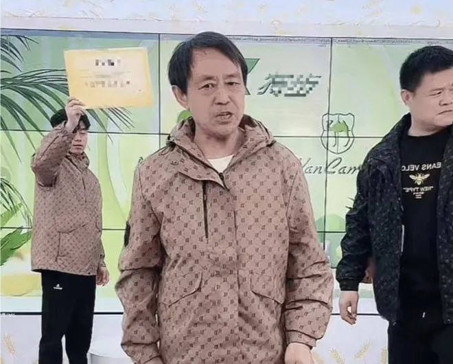 » 9. 马保国愚人节直播带货上热搜从3月29日开始，颇具争议的马保国连开几场直播，开始直播带货