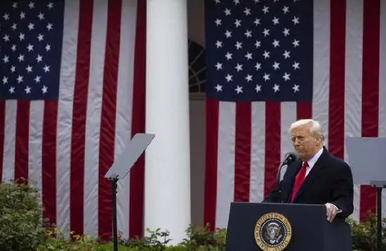» 2. 美国对全世界加关税  对中国提高34%税率当地时间4月2日，美国总统特朗普在白宫宣布对贸易伙伴征收所谓的“对等关税”措施