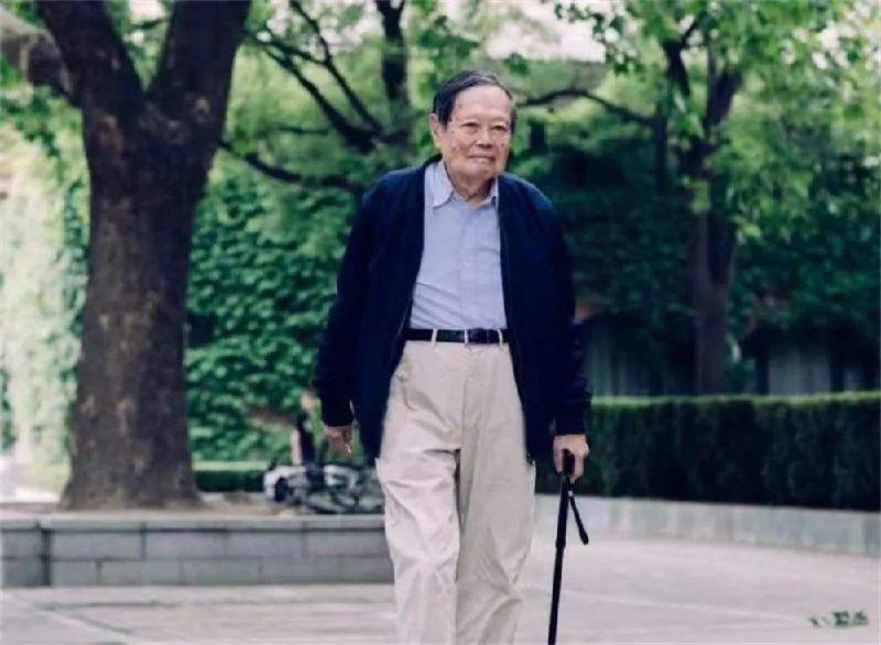 » 9. 杨振宁一百岁2022年10月1日，是共和国的73岁生日