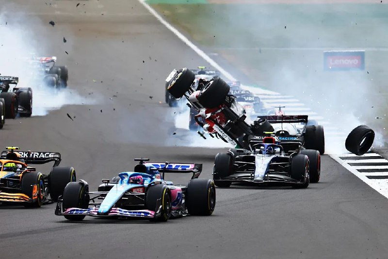 18. 中国F1车手周冠宇遭严重事故并无大碍，Halo系统立大功7月3日晚，在F1英国大奖赛上，中国F1车手周冠宇遭遇严重的事故，他的赛车在行驶过程中被其他赛车撞击，导致车辆翻滚，倒扣滑行冲出赛道