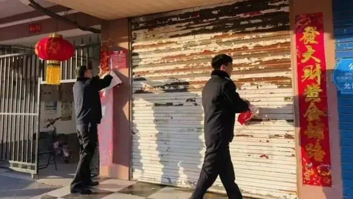 » 9、多地“城管挨家挨户撕春联”引争议2月10日，江苏徐州男子吐槽在沛县253县道城管挨家挨户撕春联，引发网友热议