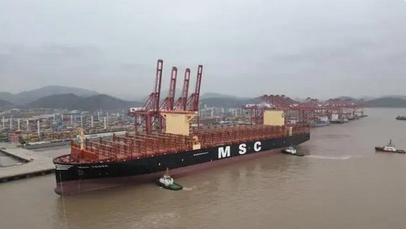 » 12. 世界最大集装箱船在宁波舟山港开启全球首航3月16日13时45分，在4艘拖轮的密切配合下，新晋全球最大集装箱船、最大载箱量达24116标准箱的“地中海泰萨”轮，稳稳靠上宁波舟山港穿山港区集装箱码头4号泊位