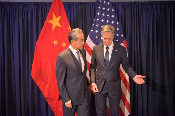 » 5、王毅在东亚外长会期间会见美国国务卿布林肯7月13日，中央外办主任王毅在雅加达应约会见美国国务卿布林肯