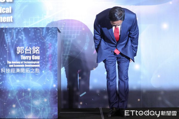 » 7. 郭台铭：2024年争取代表国民党竞选 但也支持侯友宜综合台湾“ETtoday新闻云”等报道，鸿海集团（富士康）创办人郭台铭5日早刚从美国返台，便召开发布会宣称将争取参选2024台湾地区领导人，并为自己4年前“负气退党”向蓝营鞠躬致歉