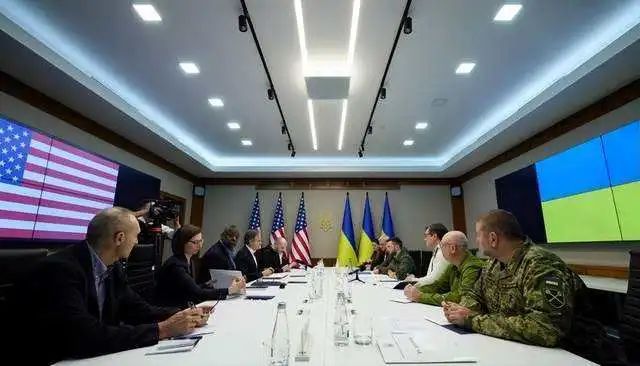 11. 美国国务卿、防长到访乌克兰，泽连斯基：期待更多重型武器当地时间25日，乌克兰总统泽连斯基在基辅会见到访的美国国务卿布林肯和国防部长奥斯汀