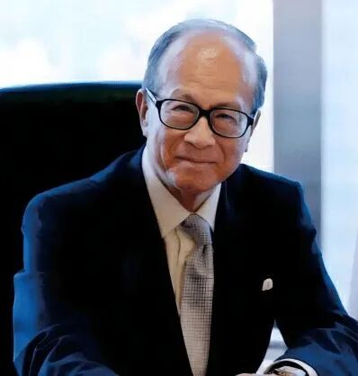 » 1、李嘉诚出售英国电网业务，套现1100亿港元2月26日，李嘉诚旗下长和系三家公司长江基建集团、电能实业及长实集团在港交所发布公告，已与法国公用事业企业Engie旗下子公司Engie UK 2026 Limited订立协议，出售三方合共持有的英国电网公司UK Power Networks Holdings Limited 100%股权，套现逾1100亿港元