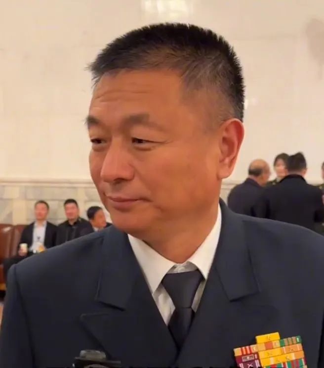 » 李鹏程为前南部战区海军司令员李鹏程，男，汉族，1963年12月生，中共党员，中将军衔