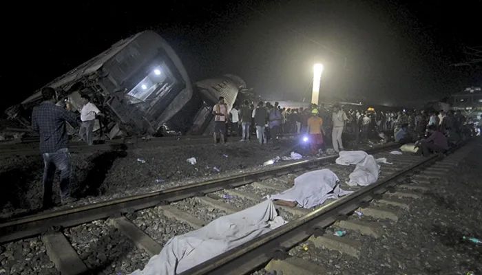 » 2、印度列车相撞事故致超300人死亡，1000多人受伤 more…据印度NDTV公布的数据，2日发生的奥迪沙邦列车相撞事故已造成300多人死亡，1000多人受伤