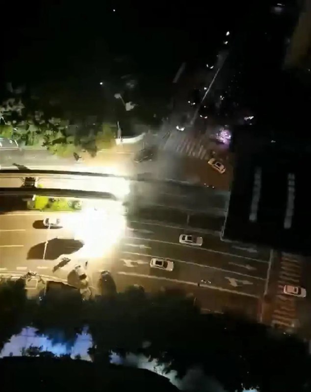 » 4. 重庆轨交10天连发3起故障，乘客被困闷热车厢40分钟 自行砸开玻璃7月29日晚，重庆轨道交通2号线马王场站突发闪爆火光四射，导致2号线全线列车延误