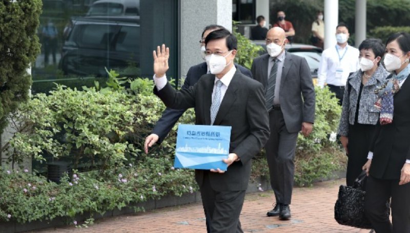 11. 李家超正式报名参选香港特首