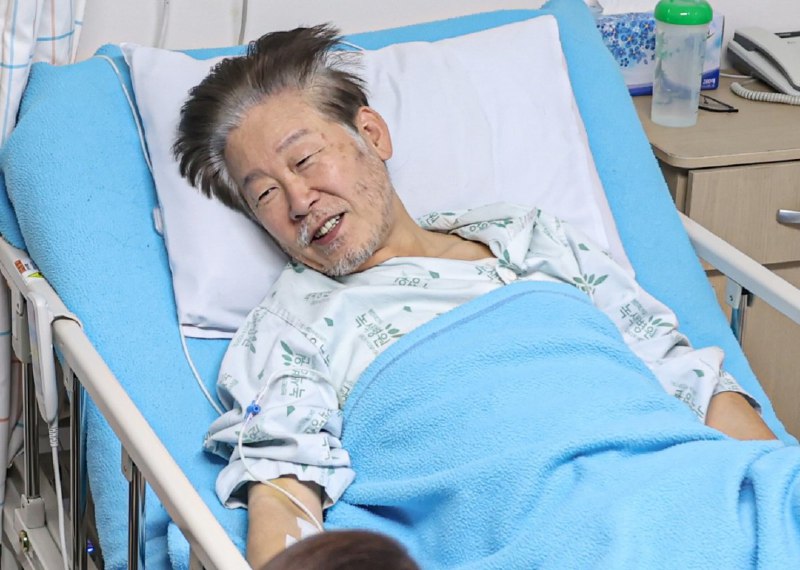 » 12. 绝食24天后，李在明接受治疗韩国最大在野党共同民主党党首李在明于23日中断了为期24天的绝食，并正式开始接受恢复治疗
