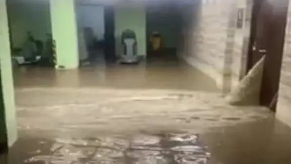 » 9. 南京房主私造地下室挖通河道，水灌车库10月14日5：40许，升龙桃花园著尚院小区1栋102室（紧邻景观河道）私自施工，开挖院落土方并破坏建筑物地下室外墙，导致地下水混合河水渗漏至地下停车场