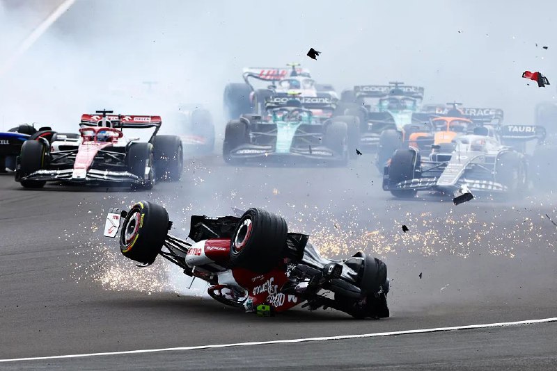18. 中国F1车手周冠宇遭严重事故并无大碍，Halo系统立大功7月3日晚，在F1英国大奖赛上，中国F1车手周冠宇遭遇严重的事故，他的赛车在行驶过程中被其他赛车撞击，导致车辆翻滚，倒扣滑行冲出赛道