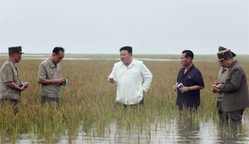 » 1. 金正恩怒斥平安南道海涂堤坝事故是人灾朝鲜劳动党总书记、国务委员长金正恩21日视察了平安南道海涂建设综合企业安石海涂救灾重建现场