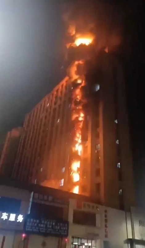 » 6. 黑龙江佳木斯一高层建筑起火，火焰从地面烧到17层2月24日晚，黑龙江省佳木斯市一高层建筑起火，火势蔓延同一单元的十几层房间，浓烟滚滚