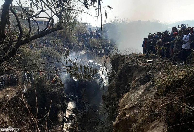 » 5. 尼泊尔一载72人客机坠毁 尼泊尔媒体报道，当地时间15日上午，尼泊尔雪人航空公司一架从加德满都飞往博克拉的客机ATR 72在博克拉旧机场和新机场之间的位置坠毁，机上有4名机组人员和68名乘客，其中15名乘客为外籍人士