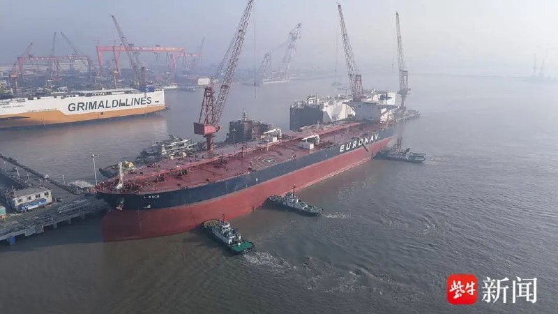 » 5、 30万吨油轮进入长江，停靠南通19日，在多艘大马力拖轮、警戒艇、海巡艇的共同维护下，30万吨级超大型油轮(VLCC)阿尔萨斯(ALSACE)轮在江苏南通安全靠泊