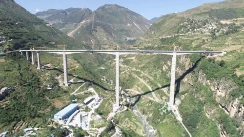 19. 四川凉山金阳河特大桥建成通车  最高桥墩196米在经过近4年半的施工建设后，位于四川凉山州的金阳河特大桥，今天（30日）正式建成通车