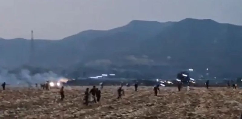 » 9. 驱赶当地“捡玉米”村民 宝鸡农户释放烟花射击10月15日，有网友发布视频，反映在陕西省岐山县蔡家坡镇大片玉米地里有大型机器收割完后，有不少村民在地里捡拾散落的玉米，农户上前劝阻也不听，无奈在皮卡车上架起加特林烟花，朝着捡玉米的人群喷射