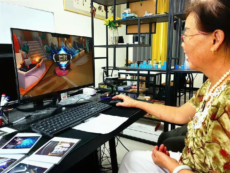 » 1. “95后”院长开养老院，组建老年电竞战队张佩花扶了扶老花镜，用鼠标拖动装备“泪滴”放置在游戏人物图标上