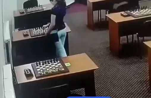 » 12. 俄罗斯一女棋手在棋盘上涂抹水银导致对手中毒据报道，一名俄罗斯的女子国际象棋棋手阿米娜·阿巴卡洛娃，在比赛前居然用水银涂抹棋盘，想要毒害自己的对手