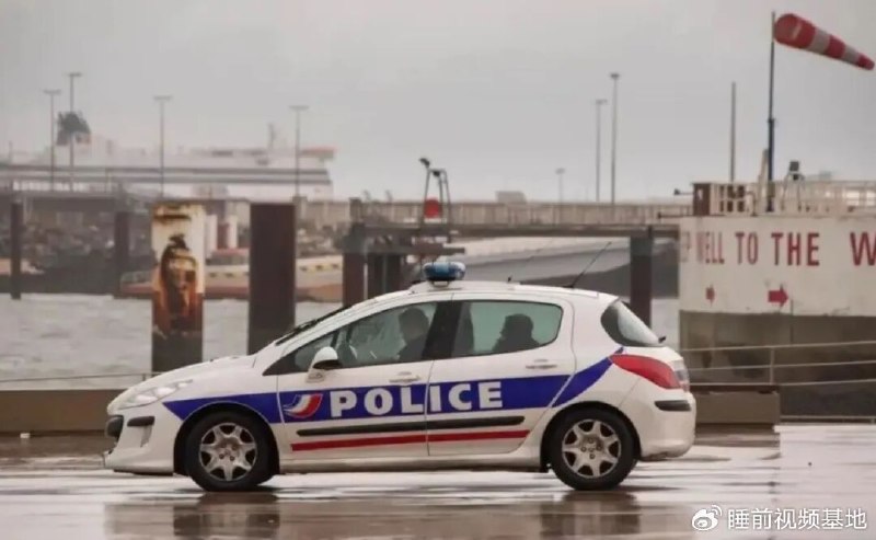 » 13、英国给法国6.6亿英镑阻止非法移民偷渡英吉利海峡英国和法国达成一项为期三年的新协议，英国将向法国提供最高6.6亿英镑（约合7.6亿欧元）资金，用以阻止非法移民乘小船经英吉利海峡偷渡至英国