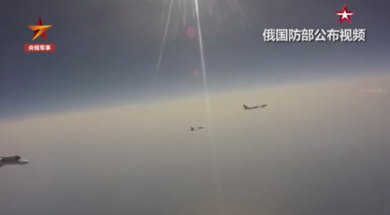 13. 中俄组织实施联合空中战略巡航据国防部发布，根据中俄两军年度军事合作计划，5月24日，两国空军在日本海、东海、西太平洋海域上空组织实施例行性联合空中战略巡航