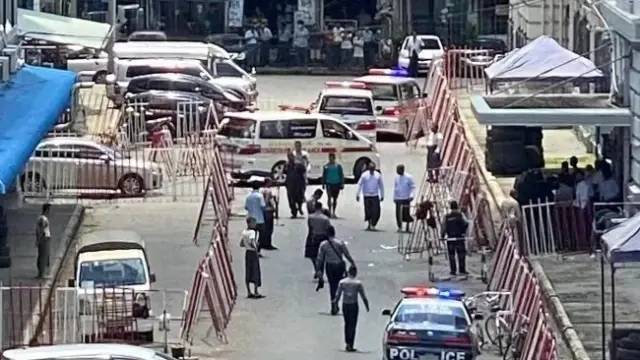 14. 缅甸仰光市政厅发生爆炸，伤亡情况尚不明确7月30日11时许，缅甸仰光市政厅入口处发生爆炸，目前伤亡情况不明