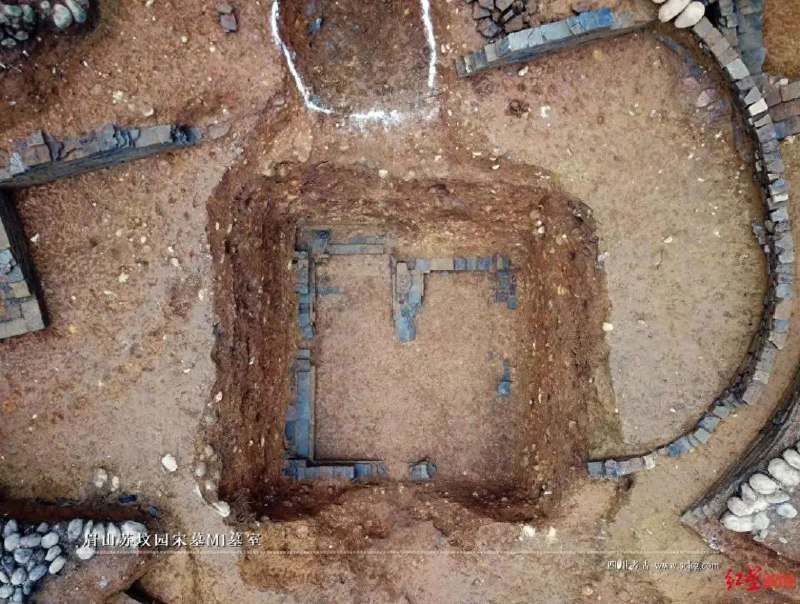 » 2. 四川眉山确认苏东坡家族墓地，苏轼孙子、曾孙墓现身一门三父子，都是大文豪，关于三苏父子在四川留下的遗迹，最负盛名的当属位于四川眉山的三苏祠，但苏东坡的家族墓地在何处，鲜为人知