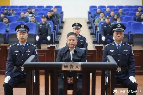 » 2. 前贵阳市长刘文新受贿6亿判死缓12月23日，贵州省黔东南苗族侗族自治州中级人民法院一审公开宣判贵州省委政法委原副书记刘文新受贿、行贿、洗钱、非法携带管制刀具危及公共安全一案，对被告人刘文新以受贿罪判处死刑，缓期二年执行，剥夺政治权利终身，并处没收个人全部财产，在其死刑缓期执行二年期满依法减为无期徒刑后，终身监禁，不得减刑、假释；以行贿罪判处有期徒刑一年，并处罚金人民币十万元；以洗钱罪判处有期徒刑六年，并处罚金人民币一百万元；以非法携带管制刀具危及公共安全罪判处有期徒刑六个月，决定执行死刑，缓期二年执行，剥夺政治权利终身，并处没收个人全部财产；在其死刑缓期执行二年期满依法减为无期徒刑后，终身监禁，不得减刑、假释；对其犯罪所得财物及其孳息依法予以追缴，上缴国库