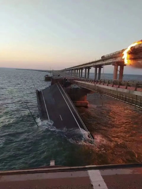 » 3. 克里米亚刻赤大桥发生爆炸  为俄军重要补给通道当地时间8日清晨，在横跨刻赤海峡的克里米亚大桥铁路上，一节装有燃料的火车油罐车厢发生爆炸，引发火灾，多节货运车厢受损