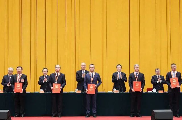 » 15、中国发出第一届“国家工程师奖”19日，“国家工程师奖”表彰大会在京召开，大会对81名“国家卓越工程师”和50个“国家卓越工程师团队”进行了表彰